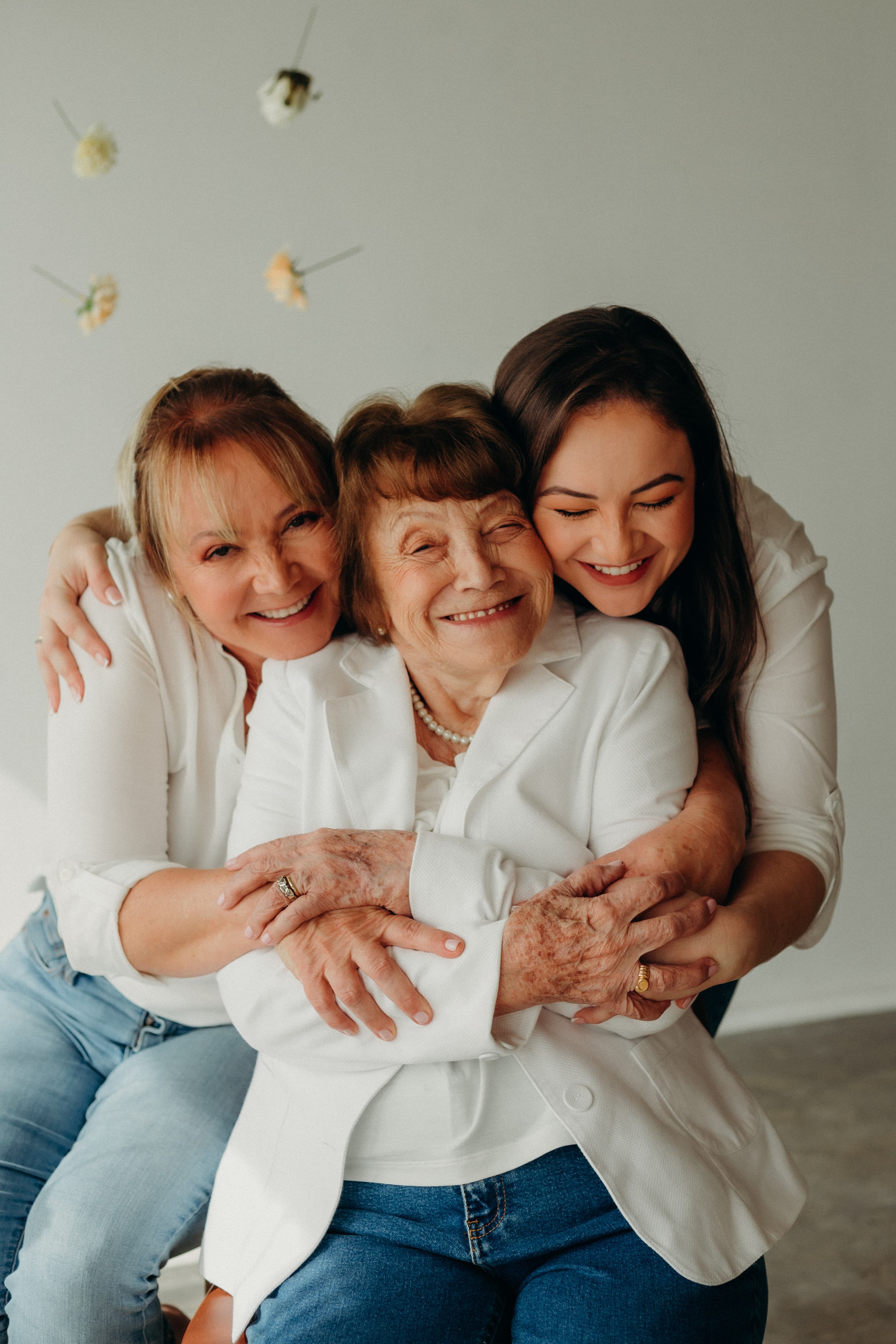 dos mujeres, abrazar, un, mujer mayor, sonriente